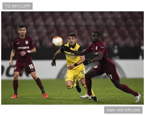 沙尔克04对阵圣保利,因场外球迷冲突导致比赛中断15分钟 沙尔克04对阵圣保利,因场外球迷冲突导致比赛中断15分钟